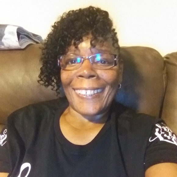 Profile Picture of Latonya Daniels (@latonya51) on Poshmark