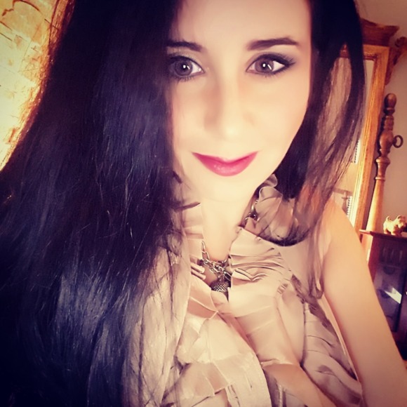 Profile Picture of Lisa Francoforte (@francofab) on Poshmark