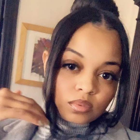 Profile Picture of Khalilah Stearnes (@kstearnes) on Poshmark