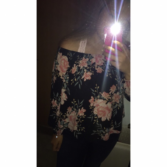 Profile Picture of Autumn Larson (@autumnlarson24) on Poshmark