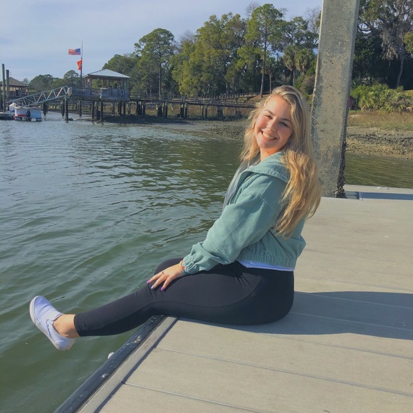 Profile Picture of Brianna Manning (@briannanm0720) on Poshmark