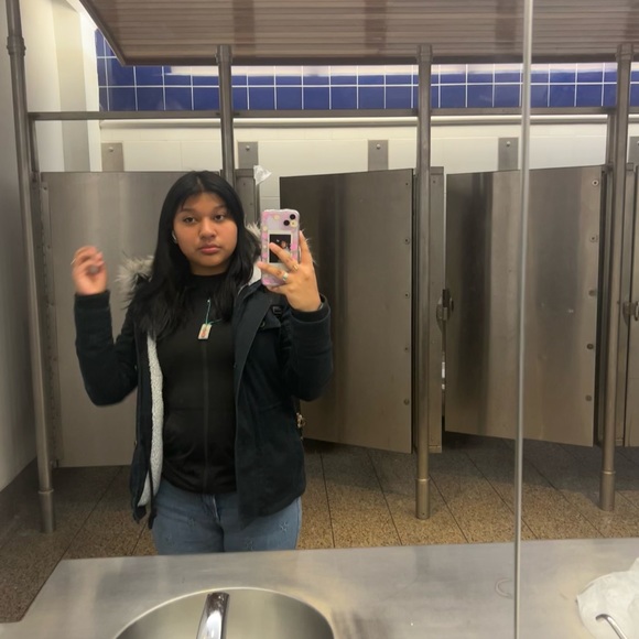 Profile Picture of Vanessa Jacinto (@vanessajacin950) on Poshmark