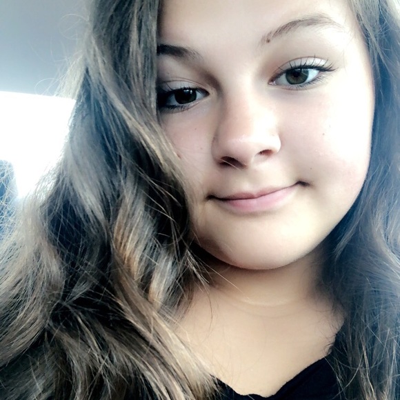 Profile Picture of Lucy Standafer (@lucystandafer) on Poshmark