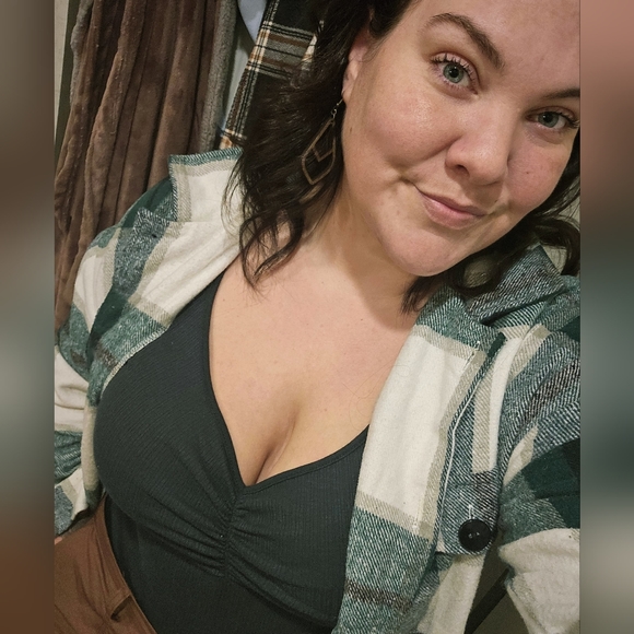 Profile Picture of Nytasha Shinskie (@nytashashin) on Poshmark