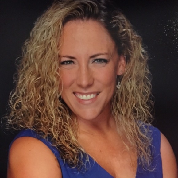 Profile Picture of Shelly Warren (@shellbellqt) on Poshmark