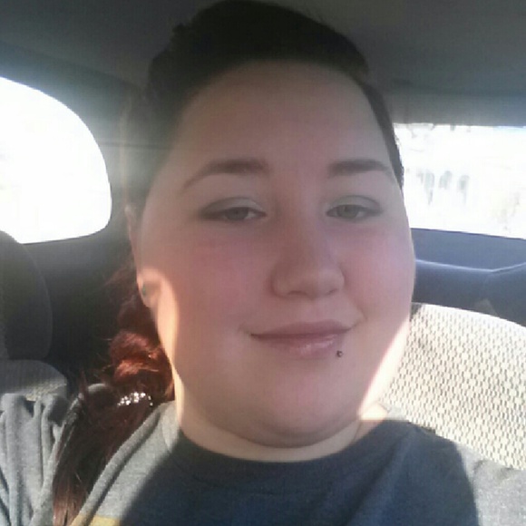 Profile Picture of Hillary Patterson (@lynnpatterson15) on Poshmark