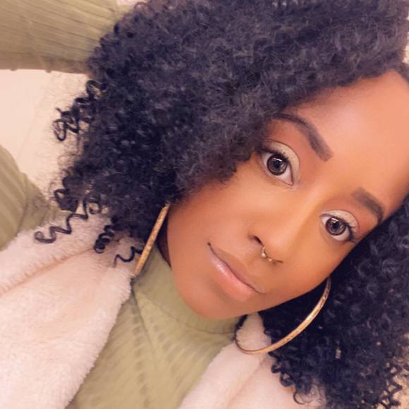 Profile Picture of Bre Weider (@bredeshon206) on Poshmark
