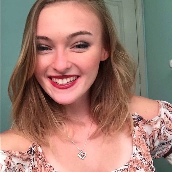 Profile Picture of Julia Mckee (@missjuklis) on Poshmark