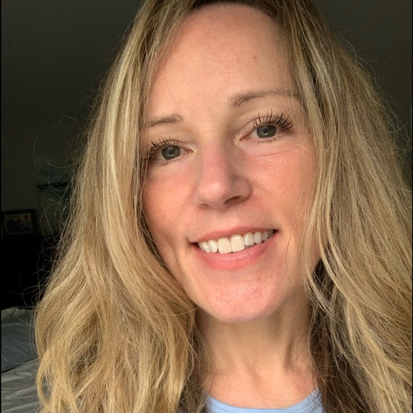 Profile Picture of Jennifer Fry (@jmfry) on Poshmark