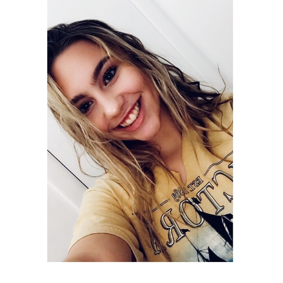 Profile Picture of Kylie Gutowski (@kyliegutowski22) on Poshmark