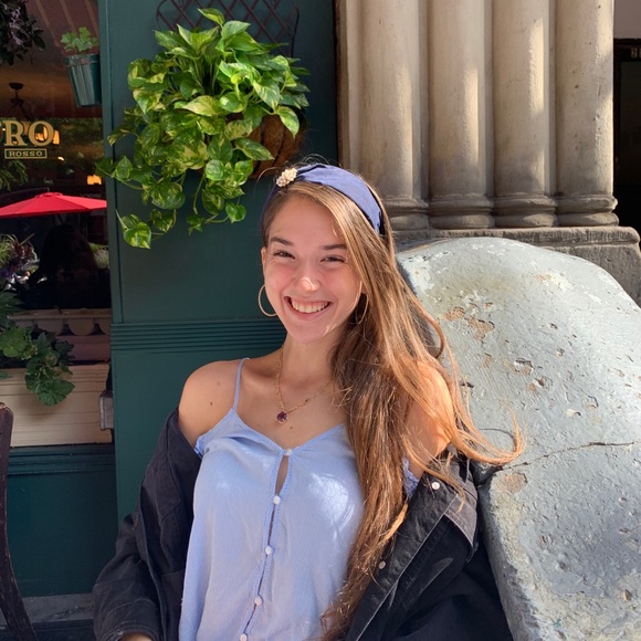 Profile Picture of Carla Foster (@carlajfoster96) on Poshmark