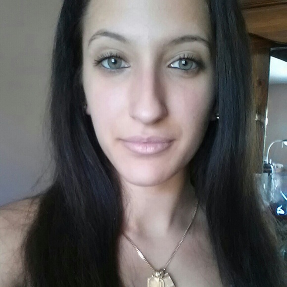 Profile Picture of Cassandra Araujo (@cassanann) on Poshmark