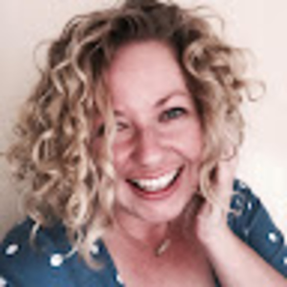 Profile Picture of Danielle Binks (@daniellebinks) on Poshmark
