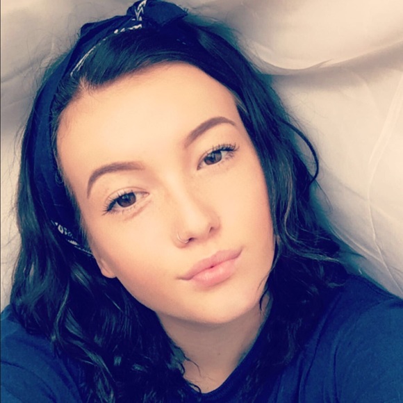 Profile Picture of Julia Hodsdon (@jewlz12) on Poshmark