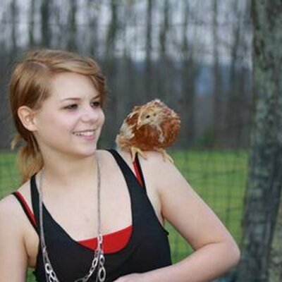 Profile Picture of Julia Ellison (@SkittlesChick_) on Twitter