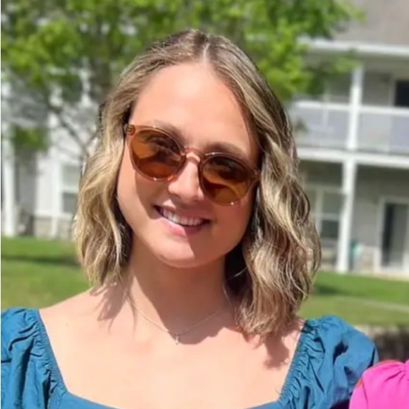Profile Picture of Beth Downs (@bdowns011) on Poshmark