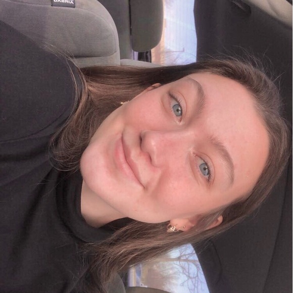 Profile Picture of Gillian Kerger (@gilliankerger) on Poshmark