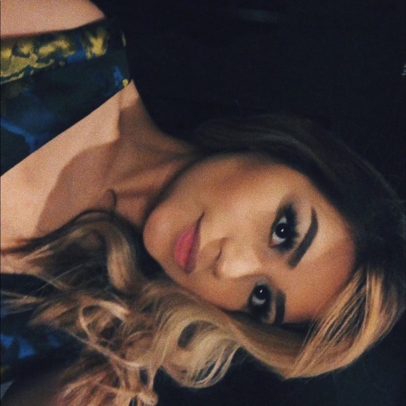 Profile Picture of Andrea Padrón (@andreapadrongzz) on Poshmark