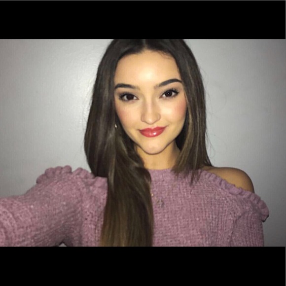 Profile Picture of Alyssa Weinert (@alyssa_weinert) on Poshmark