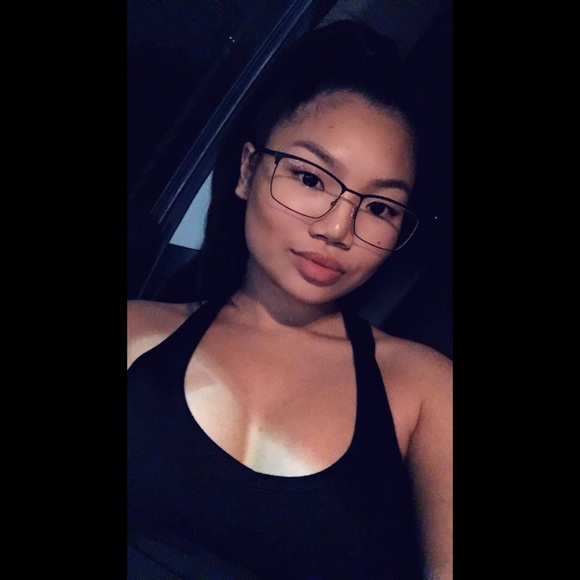 Profile Picture of Amy Trinh (@amysellswhat1) on Poshmark