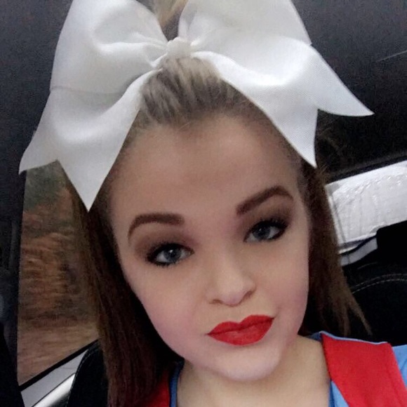 Profile Picture of Mackynzie Samons (@mackynzie1) on Poshmark