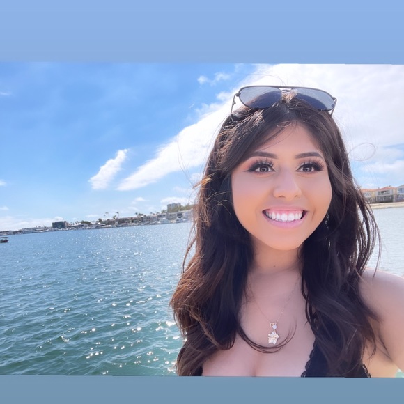 Profile Photo of Anna Barrera (@annabarrera413) on Poshmark