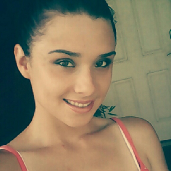 Profile Picture of Stephanie's Weeter (@stephw11) on Poshmark