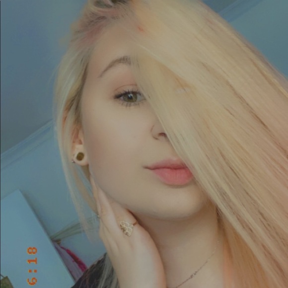 Profile Picture of Anna Loov (@anna_loov) on Poshmark