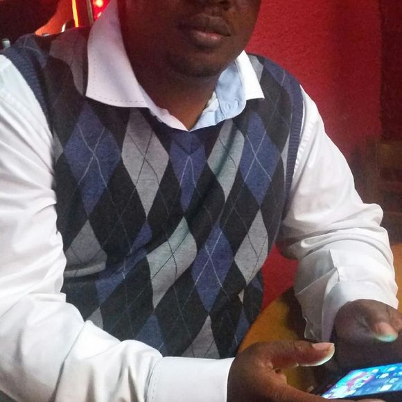 Profile Picture of Ernest Thomas (@ernestthomas785) on Poshmark