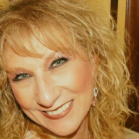 Profile Picture of Chalyce Cole (@tcekcole) on Poshmark