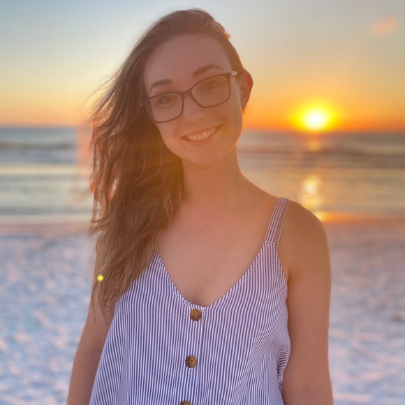 Profile Picture of Julia Synovec (@freckles805) on Poshmark