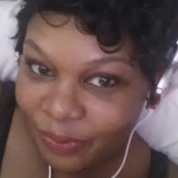 Profile Picture of Gwendolyn Batts (@shautis) on Poshmark