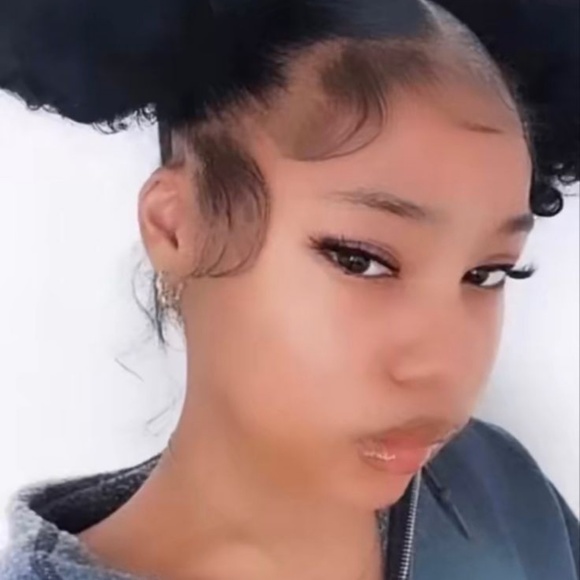 Profile Picture of Davyne Smith (@bbygirl474) on Poshmark