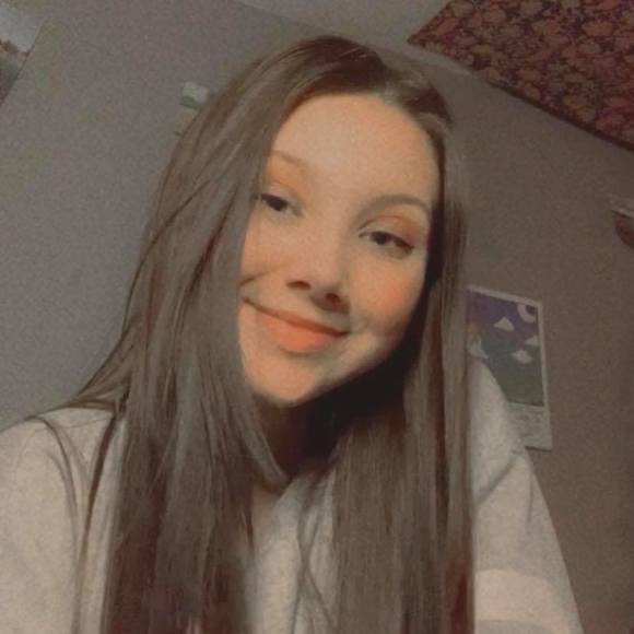 Profile Picture of Brooke Charbonneau (@brooke51005) on Poshmark