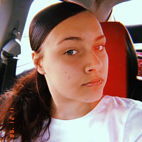 Profile Picture of Katelynn Longacre (@theekatelynnlee) on Poshmark