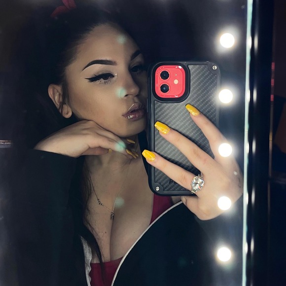 Profile Picture of Savannah Jaramillo (@savjaramillo) on Poshmark