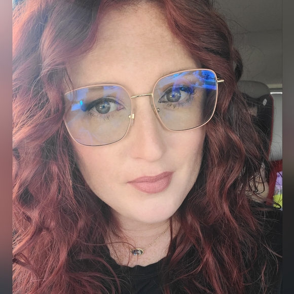 Profile Picture of Amanda Migues (@amandakmigues) on Poshmark