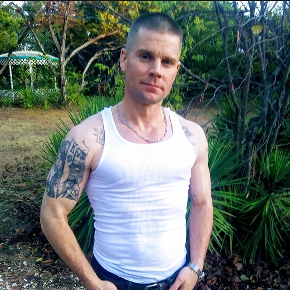 Profile Picture of Robert Sampson (@sampsonuknow) on Poshmark