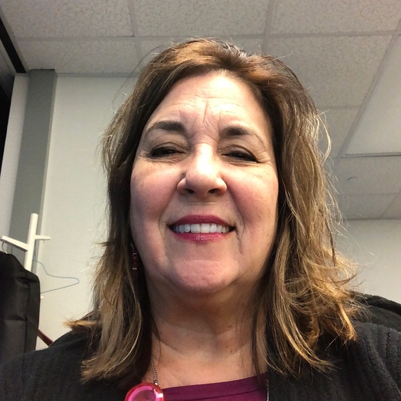 Profile Picture of Lori Pizzuto (@lpizzut) on Poshmark