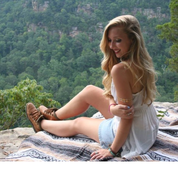 Profile Picture of Brittany Fiddler (@brittanyfiddler) on Poshmark