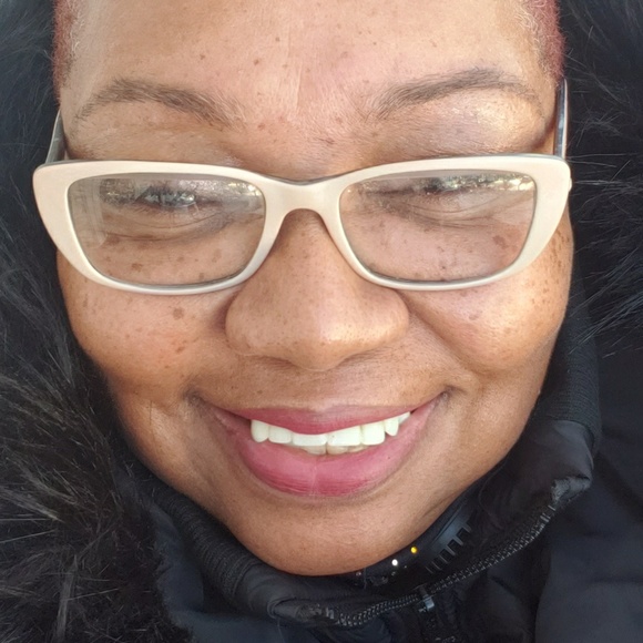 Profile Picture of Sandra Thomas (@loveyourlife387) on Poshmark