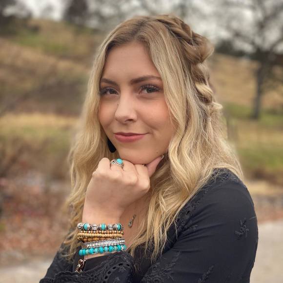 Profile Picture of Cassidy Swisher (@cassidyswisher) on Poshmark