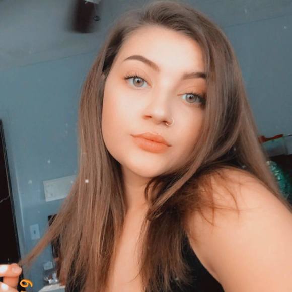 Profile Picture of Angel Crothers (@angelcrothers) on Poshmark