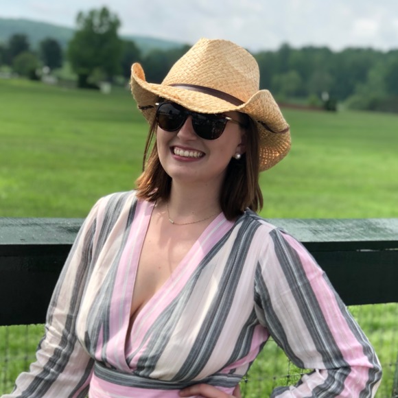 Profile Picture of Alexandra Potter (@alexandrapp) on Poshmark