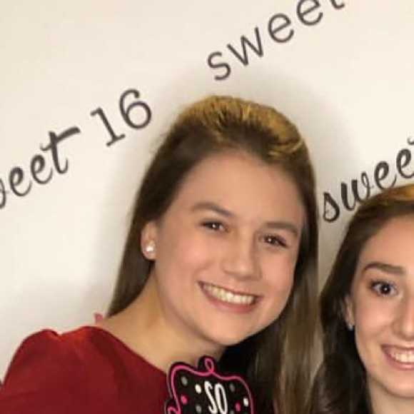 Profile Picture of Melanie Heidman (@lanieh_08) on Poshmark