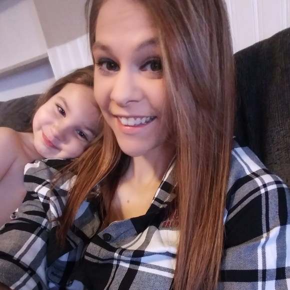 Profile Picture of Anna Newhard (@annanewhard) on Poshmark
