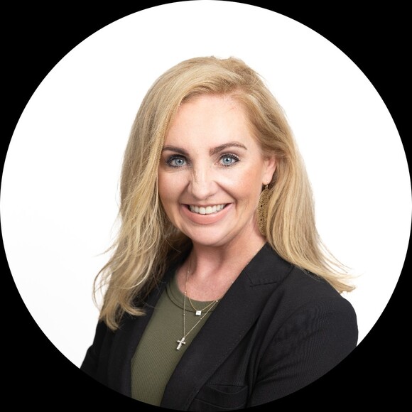 Profile Picture of Andrea Petsche (@andreap818) on Poshmark