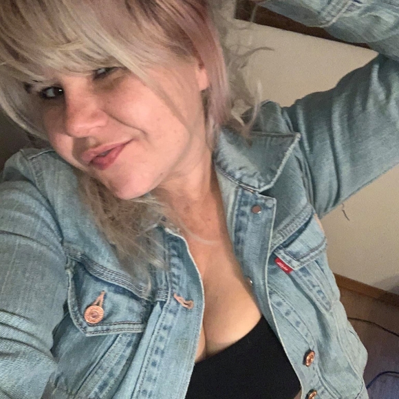 Profile Picture of Nikki Everling (@neverling7) on Poshmark