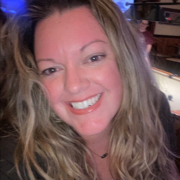 Profile Picture of Kim Shultz (@riverchickadee) on Poshmark