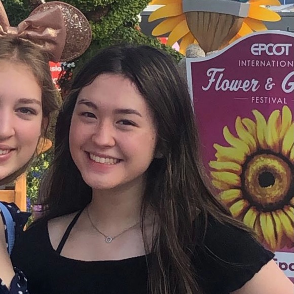 Profile Picture of Mariel King (@marielkingg) on Poshmark